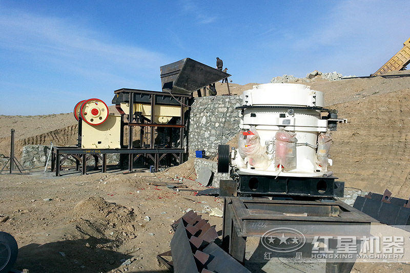 破碎生產(chǎn)線(xiàn)中的顎式破碎機，粗碎