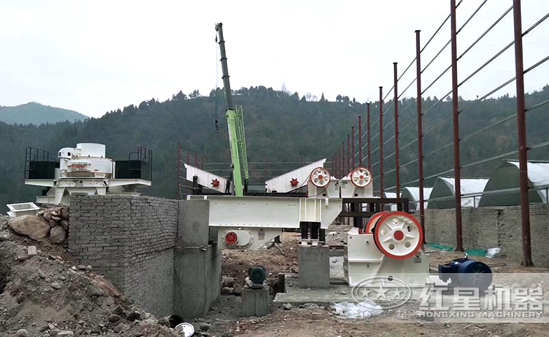 比較簡(jiǎn)單的石頭制砂生產(chǎn)線(xiàn)設備安裝中 比較簡(jiǎn)單的石頭制砂生產(chǎn)線(xiàn)設備安裝中